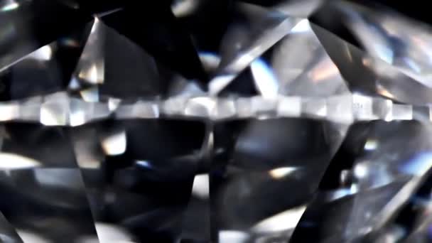 黒の背景に天然の大きなラウンドダイヤモンドユニークな極端なクローズアップ撮影 映像は生のシーケンスから作成され 任意の技術要件に変更することができます — ストック動画