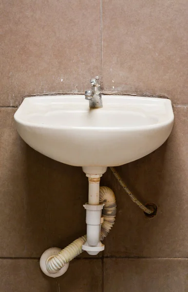 Eski beyaz porselen el yıkama.