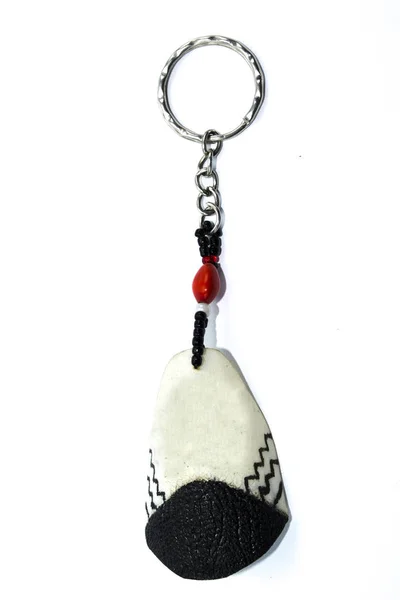 Amazon, oyma çizim ile yerel bir çağrı ormanın. Kırmızı tohum ve balık terazisi.