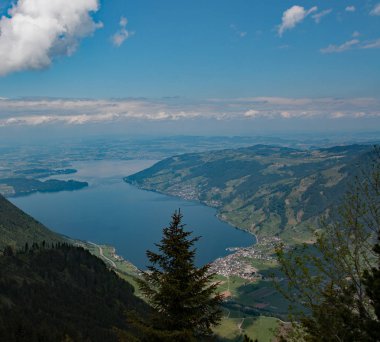 Blick ber Schweizer Seen in die Berge