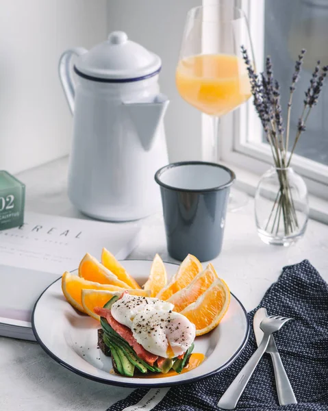 Kahvaltı yumurta, avokado ve portakal suyu