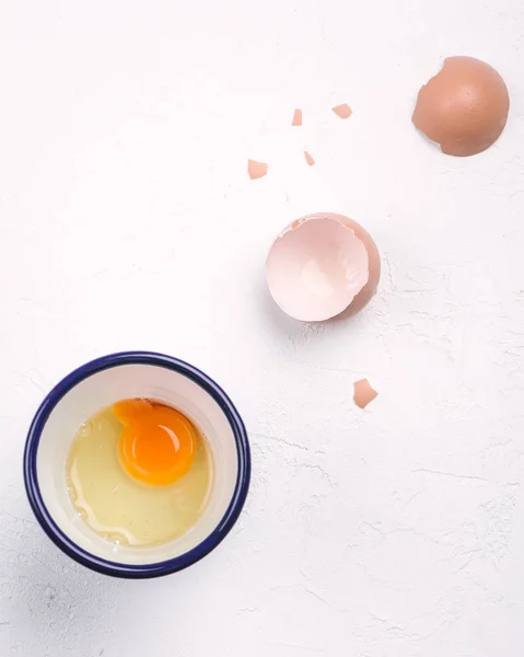 Çiğ yumurta arka plan ışık