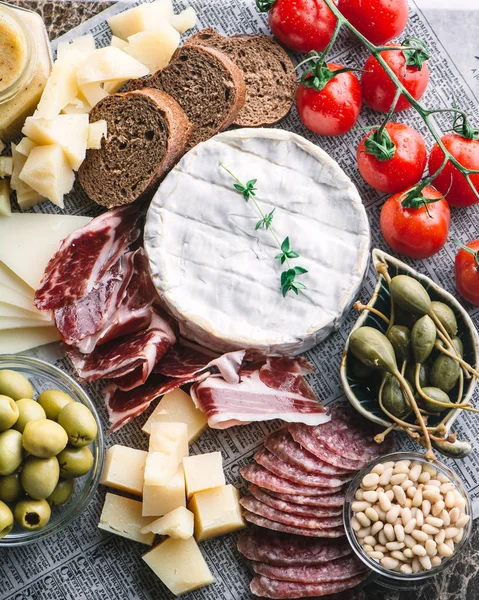 Peynir ve jambon ile atıştırmalıklar