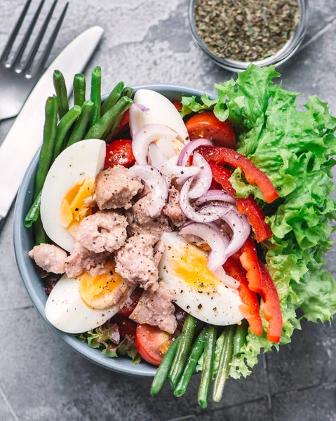 Ton balıklı İtalyan salatası