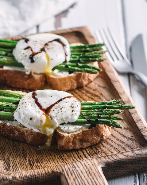 Asparagusand yumurtalı sandviç