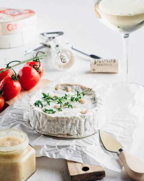 Domates ve şarapla peynir