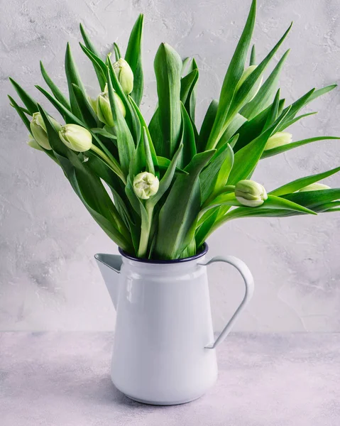 Sarı çiçekli vazo