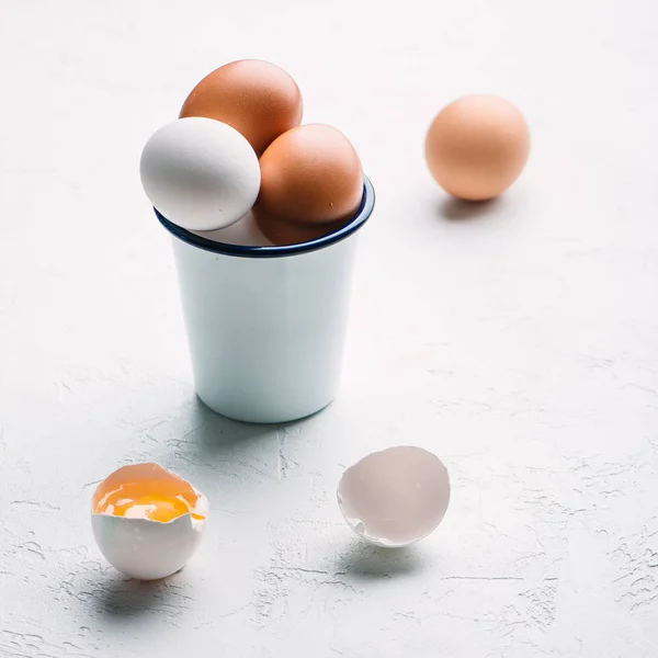 Çiğ yumurta arka plan ışık