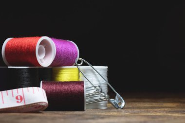 Aksesuarlar koyu arkaplandaki ahşap masaya kapanıyor..