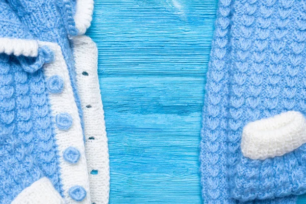 Ropa Bebé Tejida Invierno Azul Sobre Fondo Mesa Madera Azul — Foto de Stock