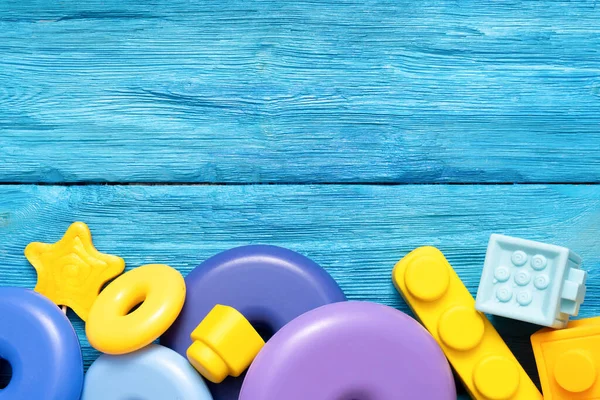 Babyspielzeug Auf Blauem Holztischhintergrund Mit Kopierraum Lernspiele Für Kinder — Stockfoto