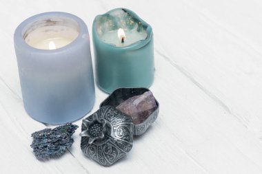 Beyaz tahta masa zemininde sihirli taşlar.