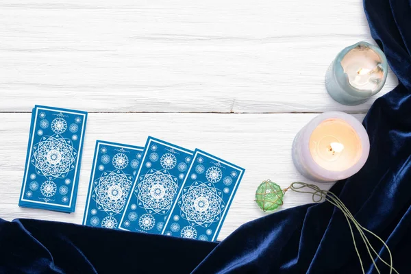 Cartas Tarô Azul Fundo Mesa Branca Com Espaço Cópia — Fotografia de Stock