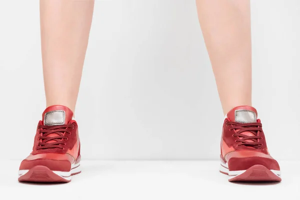 Sapatos Esportivos Vermelhos Nas Pernas Femininas Fechar Fundo Vista Frontal — Fotografia de Stock