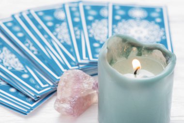Mavi tarot kartları ve yanan mum..