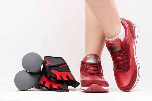 Жіночі Ноги Червоному Спортивному Взутті Гантель Спортивною Рукавичкою Білому Підлозі — стокове фото