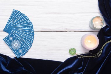 Beyaz tahta masa zemininde kopya alanı olan mavi tarot kartları.