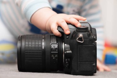 Çocuk dijital fotoğraf makinesini yakından öğreniyor..