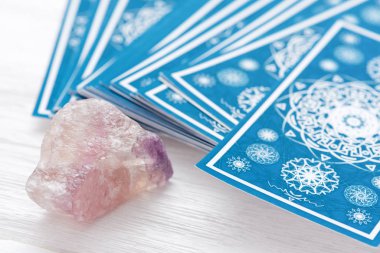 Beyaz masa arkaplanındaki Tarot kartları destesi kapat.