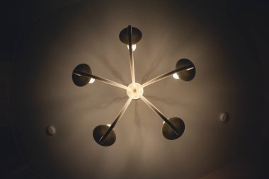 Arka planda tavan lambası.