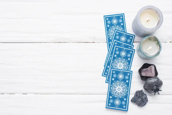 Beyaz tahta masa zemininde kopya alanı olan mavi tarot kartları.