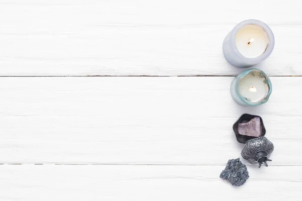 Beyaz sihirli masa ve sihirli taş beyaz masa zemininde fotokopi alanı.