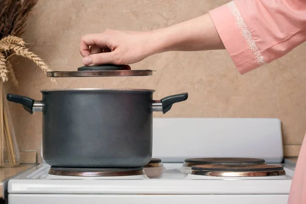 Kobieta Gotuje Jedzenie Kuchence Elektrycznej Otworzyć Rondel Pokrywa — Zdjęcie stockowe