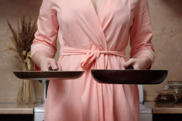 Женщина Держит Руках Две Сковородки — стоковое фото