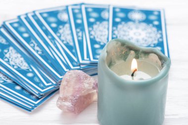 Mavi tarot kartları ve yanan mum..