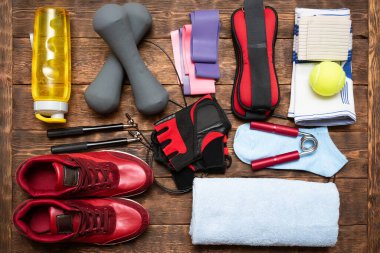 Kahverengi ahşap zemin üzerinde Fintess spor aletleri.