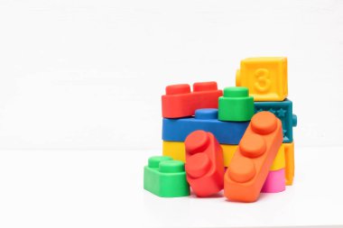 Beyaz arka planda çocuklara yönelik eğitici oyuncaklar.