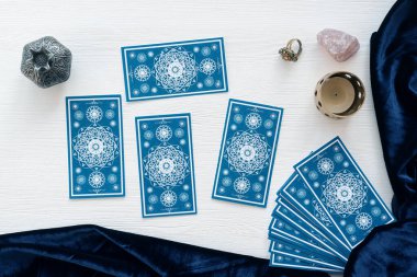 Beyaz tahta arka planda tarot kartları.