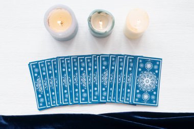 Beyaz tahta arka planda tarot kartları.