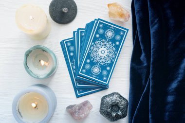 Beyaz tahta arka planda tarot kartları.