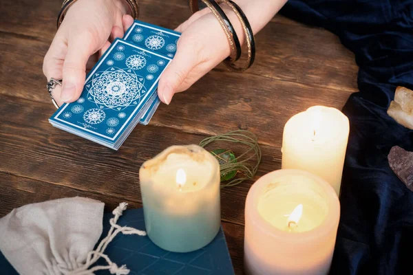 Fortune Teller Met Tarot Kaarten Hand Bruine Tafel Achtergrond — Stockfoto