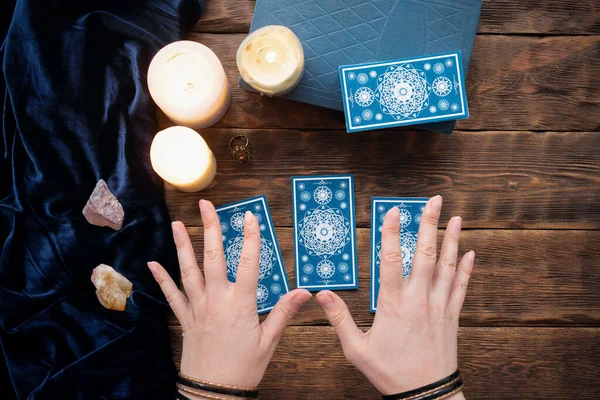 Fortuna Pénztáros Tarot Kártyák Kezében Barna Asztal Háttér — Stock Fotó