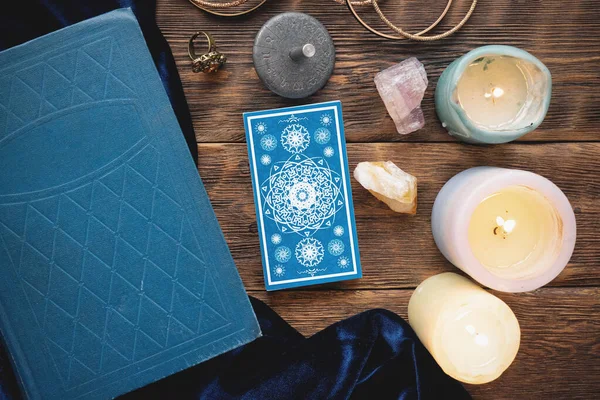 Ahşap masa arkasında tarot kartları.