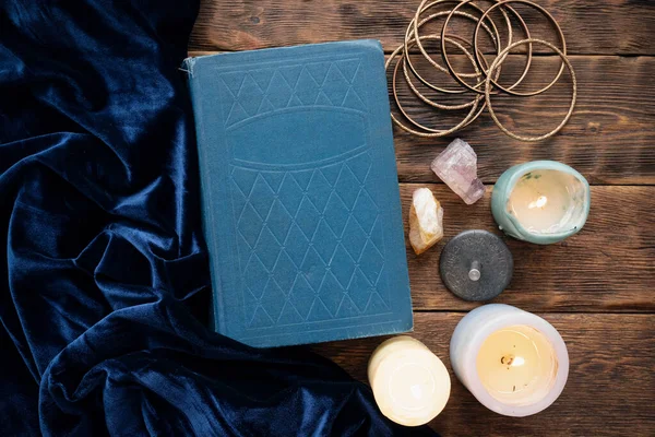 Kahverengi tahta masa arkaplanındaki sihirli kitap.