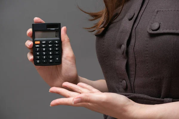 Calculadora Com Zero Visor Mãos Senhora Negócios Fechar — Fotografia de Stock