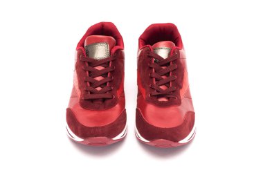 Beyaz arka planda izole edilmiş kırmızı spor ayakkabıları.