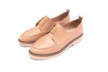 Beyaz arka plan üzerinde izole bej kadın ayakkabı.