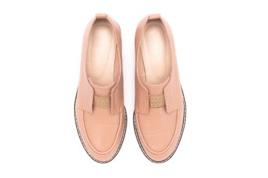 Beyaz arka plan üzerinde izole bej kadın ayakkabı.