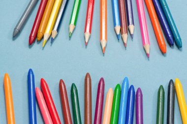 renkli kalemler arka plan kopya alanı ile.