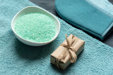 Banyo tuzu, çamaşır eldiveni, havlu ve sabun kağıdında gri arka planda. Hijyen soyut arkaplan.