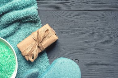 Banyo tuzu, çamaşır eldiveni, havlu ve sabun kağıdında gri arka planda. Hijyen soyut arkaplan.