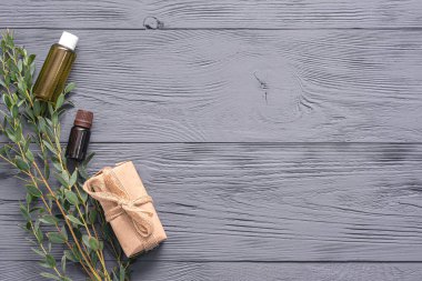 Okaliptüs aromaterapi yağı ve ahşap masa arkasında sabun..