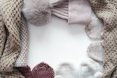 Örgü giysiler düz arkaplan ve kopyalama alanı.