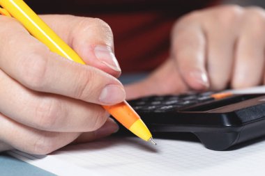 Muhasebeci hesap makinesinde para hesaplıyor..