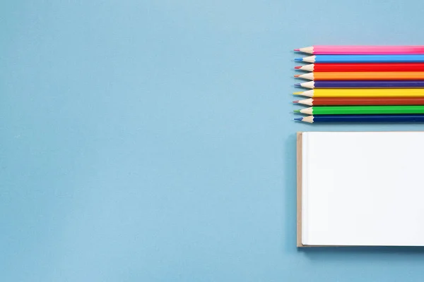 Lápices Coloridos Página Papel Blanco Con Espacio Copia Sobre Fondo —  Fotos de Stock