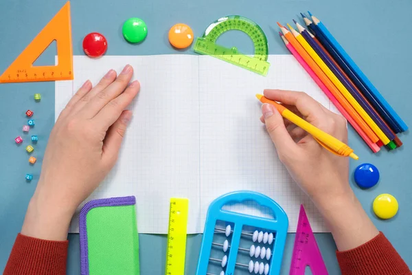 Estudiante Escribiendo Cuaderno Escuela Con Espacio Copia Por Pluma Accesorios —  Fotos de Stock